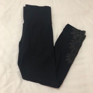 AERIE 7/8 FLOWER DETAIL LEGGINGS - M